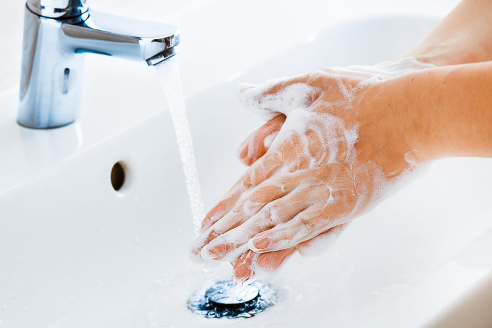 Rửa tay với nước rửa tay Tomas